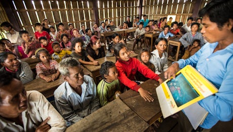 Community health worker in Cambodia © John Rae, The Global Fund 