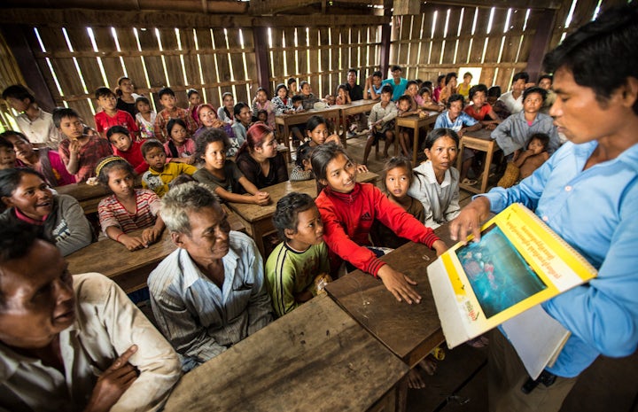 Community health worker in Cambodia © John Rae, The Global Fund 
