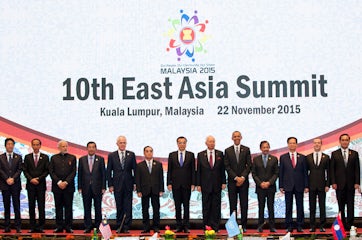 (L-R) UN Secretary General Ban Ki Moon and 18 Leaders at the 10th East Asia Summits (Photo: ASEAN Secretariat)