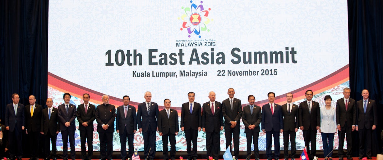(L-R) UN Secretary General Ban Ki Moon and 18 Leaders at the 10th East Asia Summits (Photo: ASEAN Secretariat)